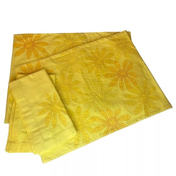 2 Crate & Barrel Yellow Placemats & Napkins Floral Stitched Spring Summer Cotton - Picture 1 of 9